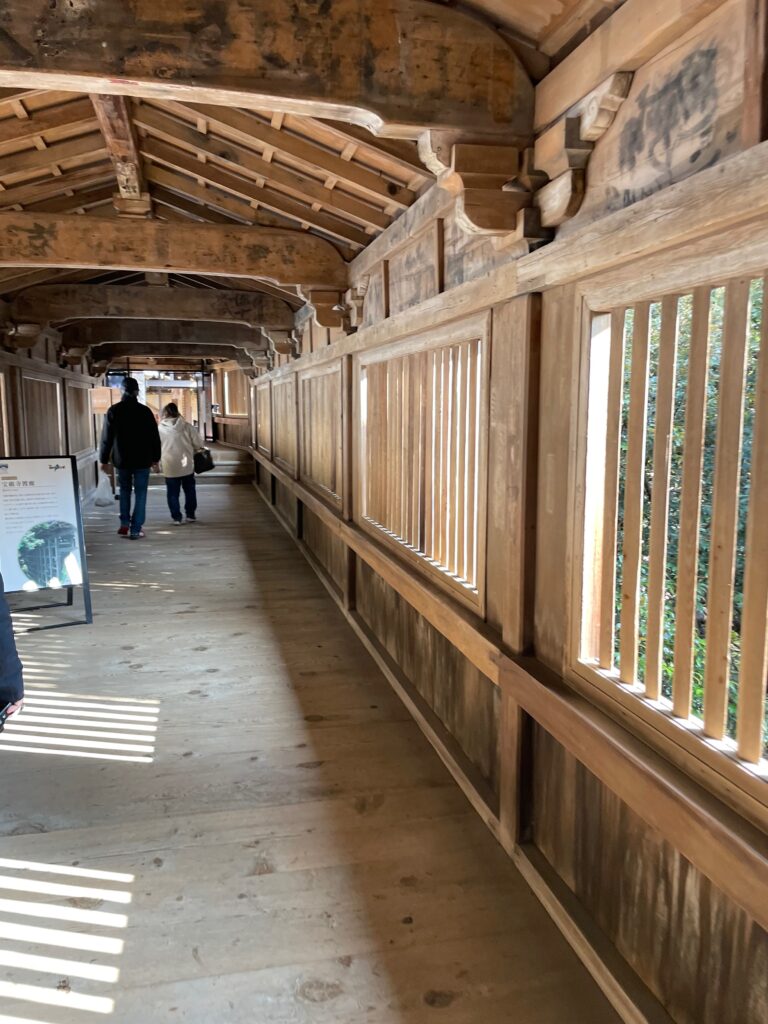 船廊下を渡って神社へ(渡廊)